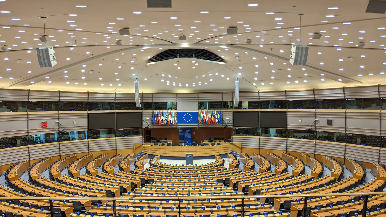 Hémicycle du Parlement européen à Bruxelles, vu depuis les gradins, avec ses rangées de sièges