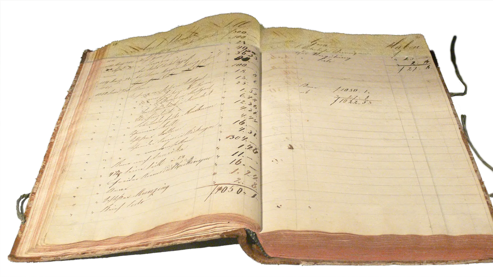 Livre de comptes ancien ouvert sur des colonnes de chiffres écrites à la main